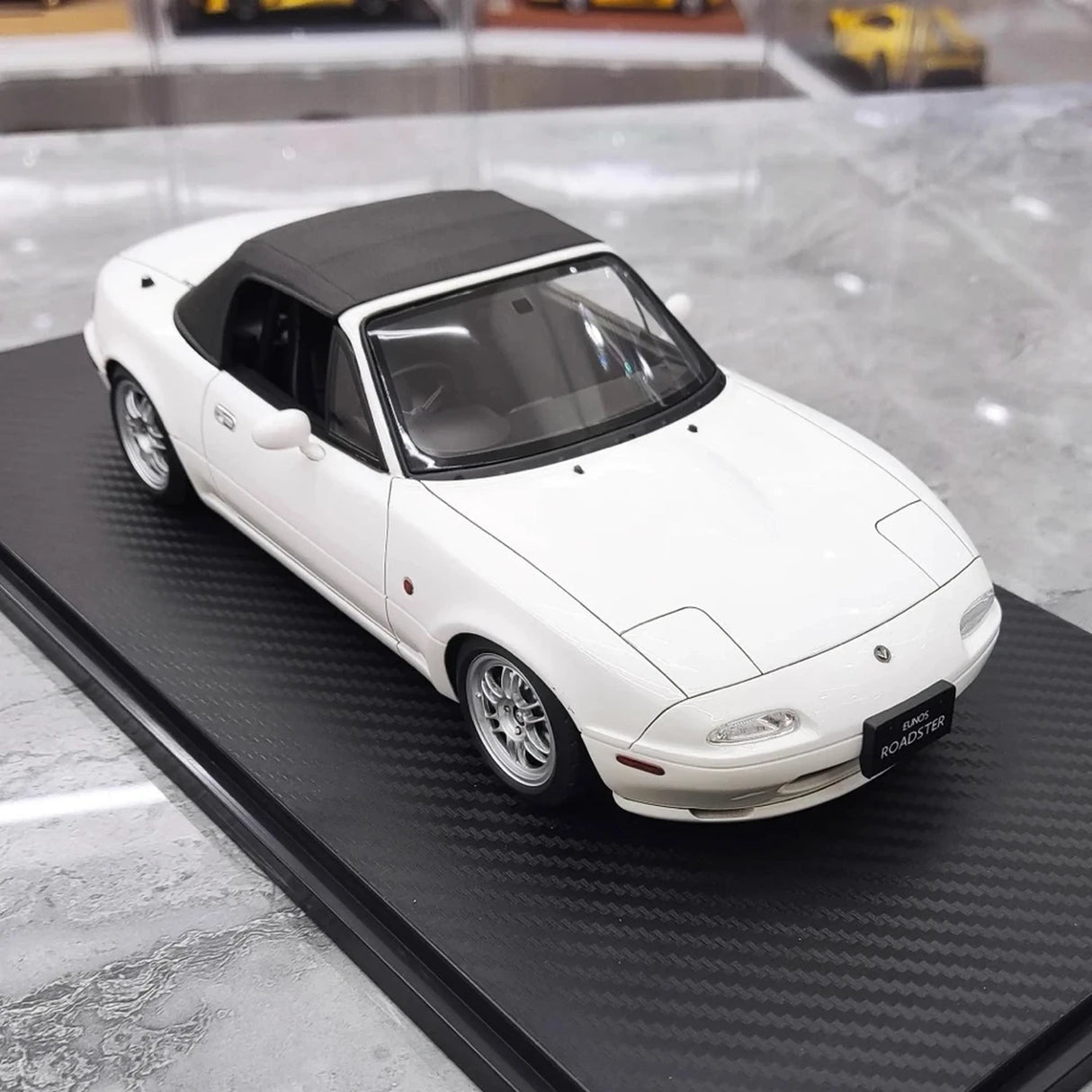 Ignition Mazda 1989 MX-5 Miata NA Eunos Roadster White 1:18 – kolekcjonerska żywica modelowa żywica