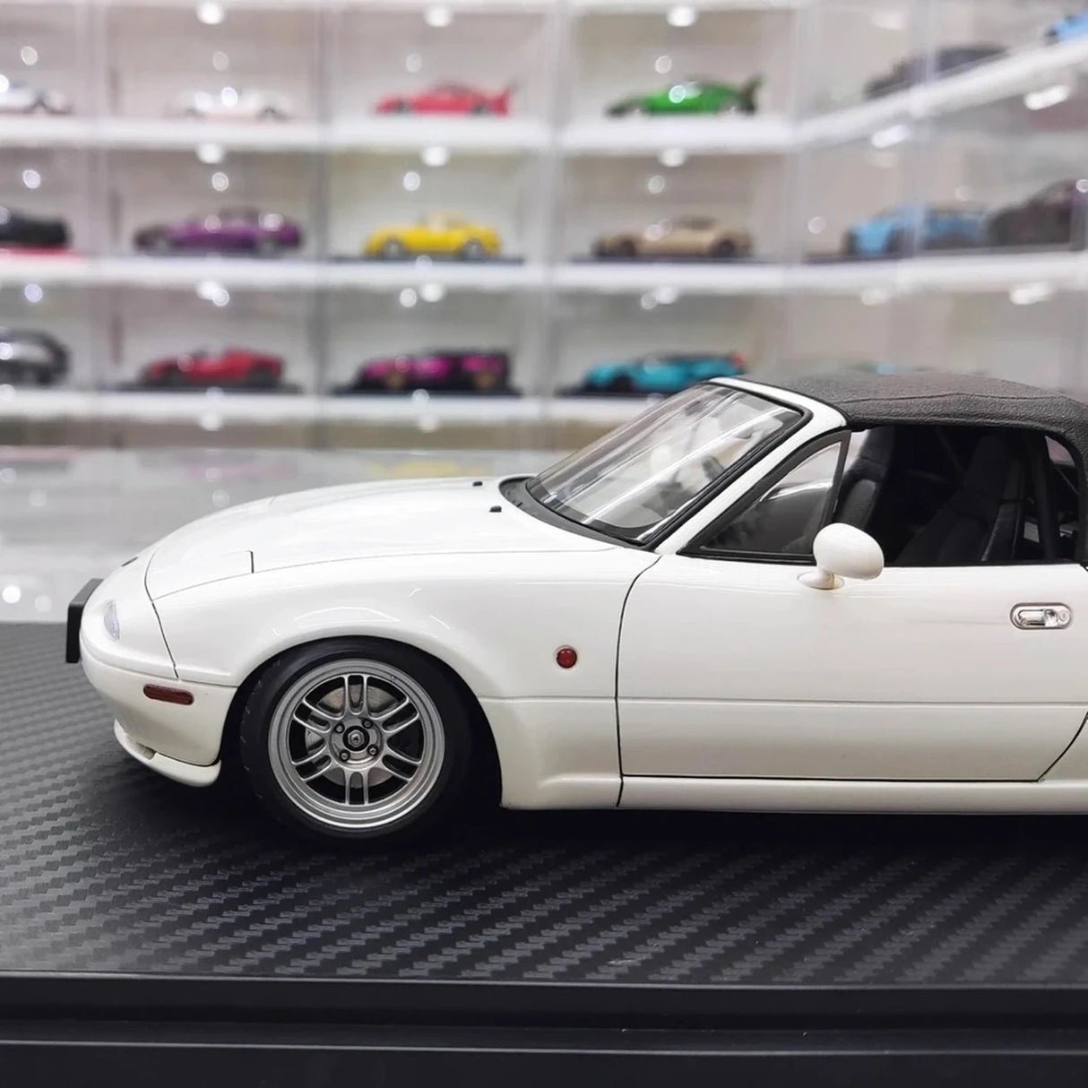 Ignition Mazda 1989 MX-5 Miata NA Eunos Roadster White 1:18 – kolekcjonerska żywica modelowa żywica