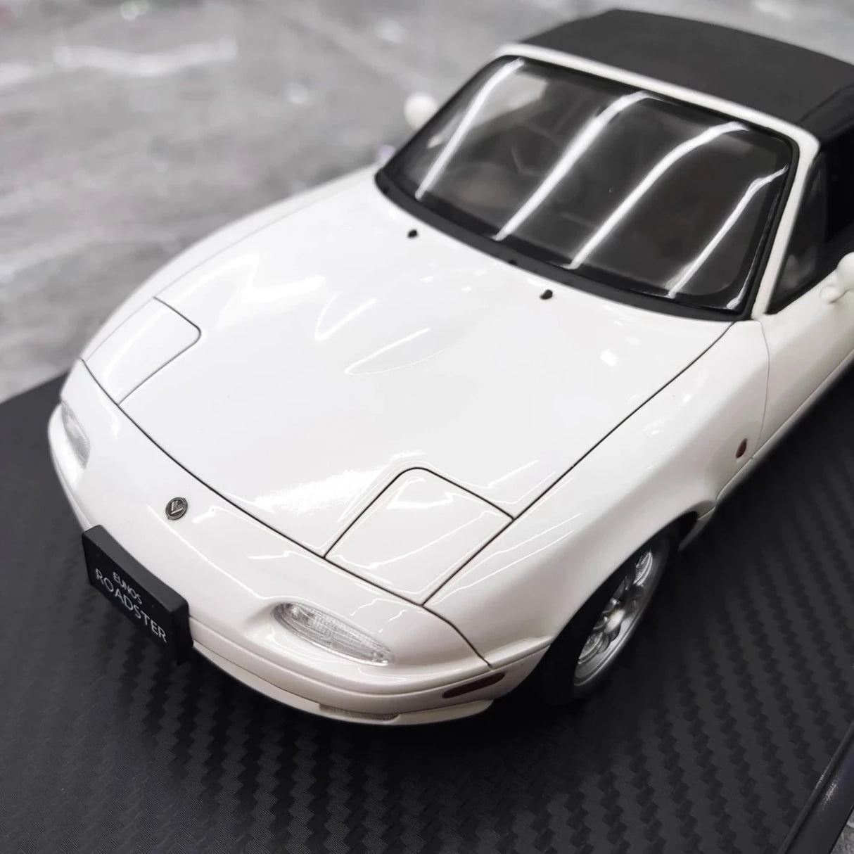 Ignition Mazda 1989 MX-5 Miata NA Eunos Roadster White 1:18 – kolekcjonerska żywica modelowa żywica