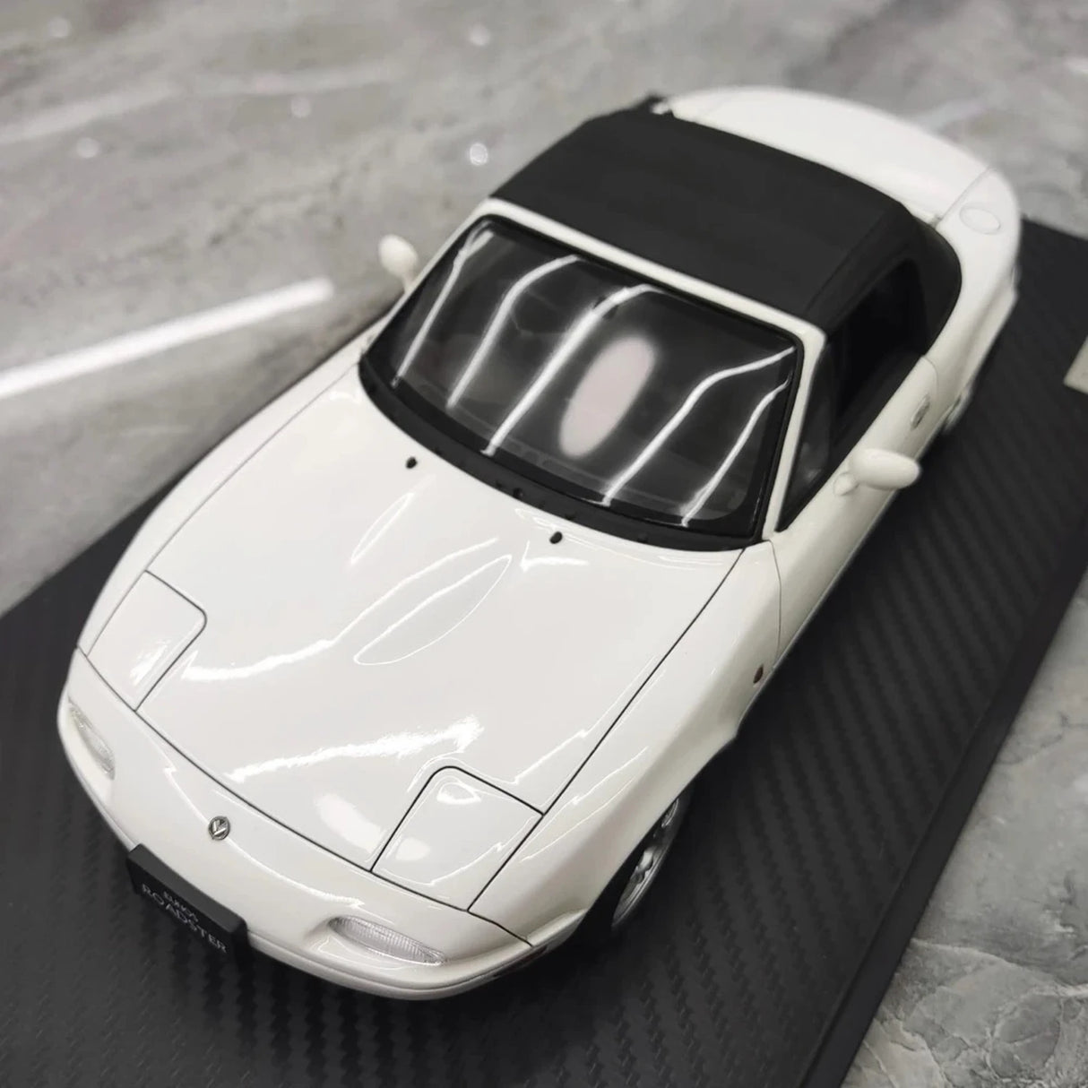 Ignition Mazda 1989 MX-5 Miata NA Eunos Roadster White 1:18 – kolekcjonerska żywica modelowa żywica
