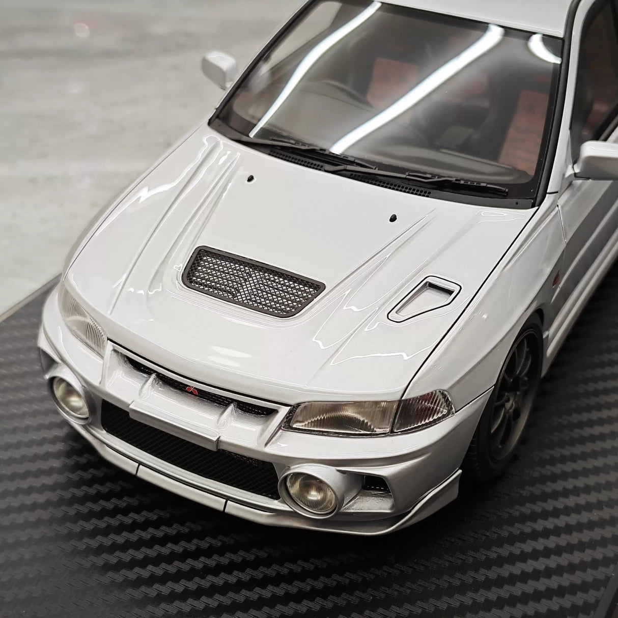 Ignition Mitsubishi 1997 Lancer Evo IV Silver 1:18 – kolekcjonerski model żywicy z żywicy