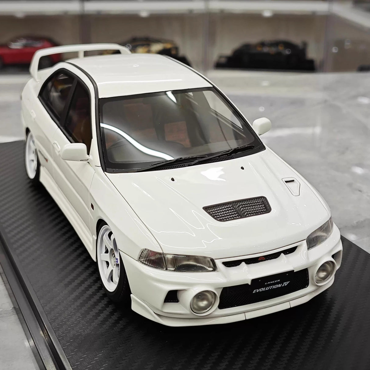 Ignição Mitsubishi 1997 Lancer Evo IV White 1:18 – Modelo de Resina de Coleção