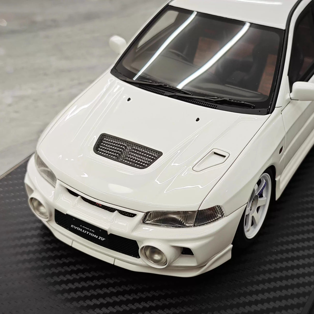 Ignição Mitsubishi 1997 Lancer Evo IV White 1:18 – Modelo de Resina de Coleção