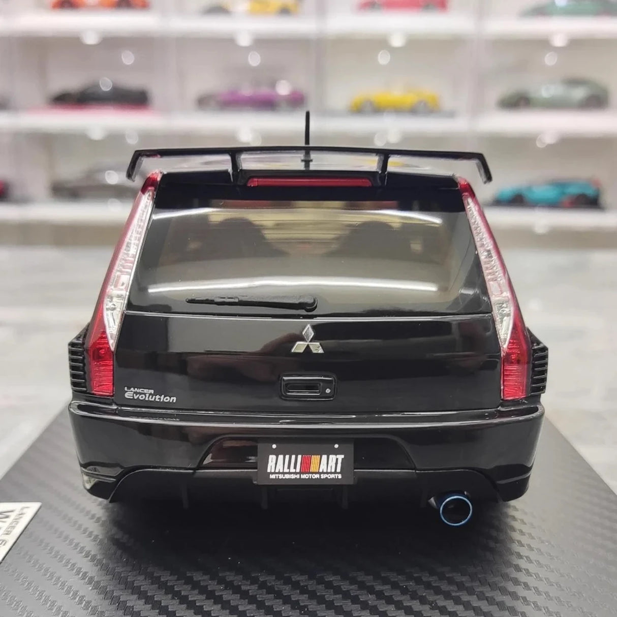 Zapłon Mitsubishi 2005 Lancer Evo IX Wagon RalliArt Black 1:18 – kolekcjonerski model żywicy z żywicy