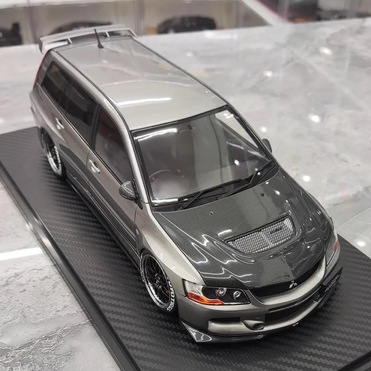 Zapłon Mitsubishi 2005 Lancer Evo IX Wagon Silver 1:18 – kolekcjonerska żywica z żywicy
