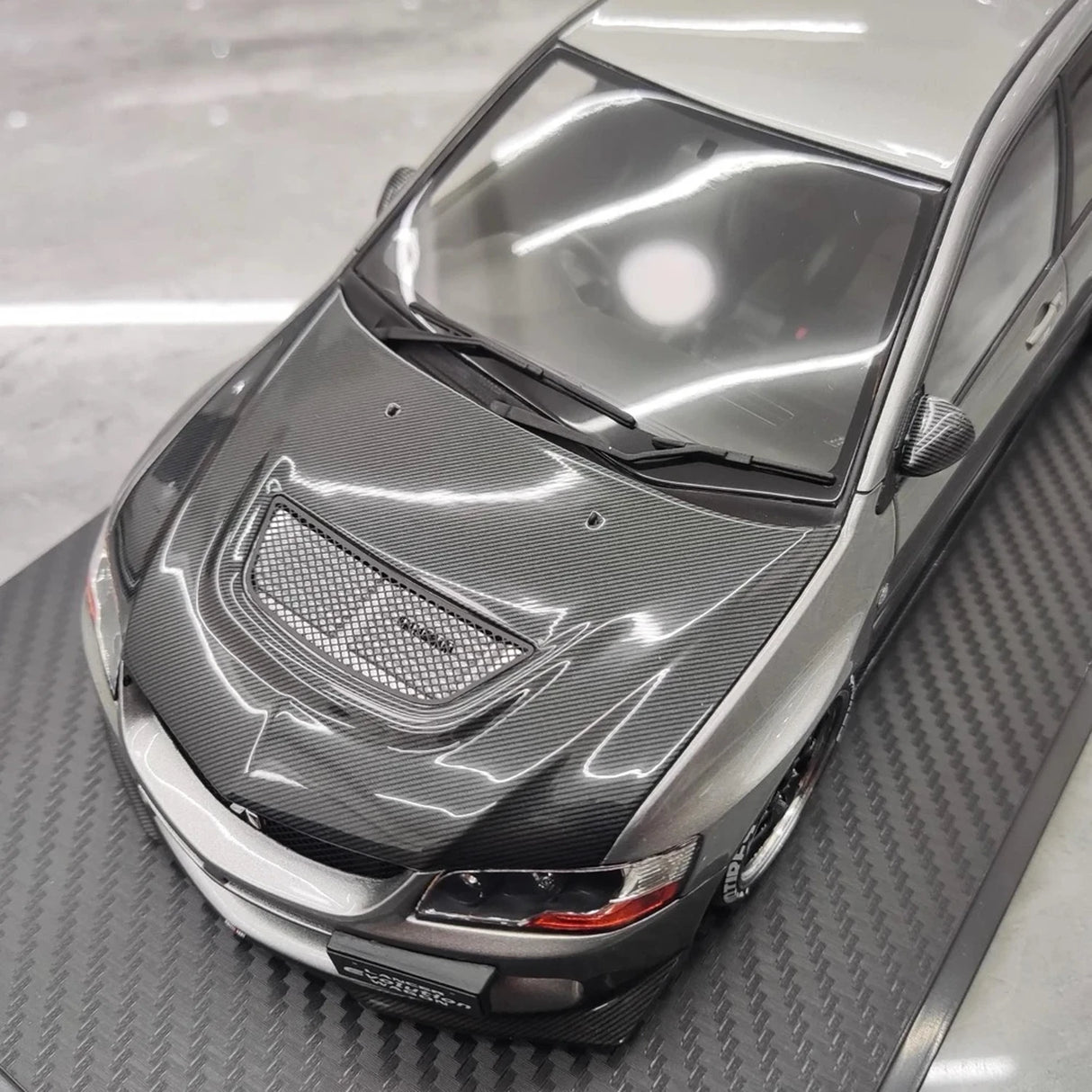 Zapłon Mitsubishi 2005 Lancer Evo IX Wagon Silver 1:18 – kolekcjonerska żywica z żywicy