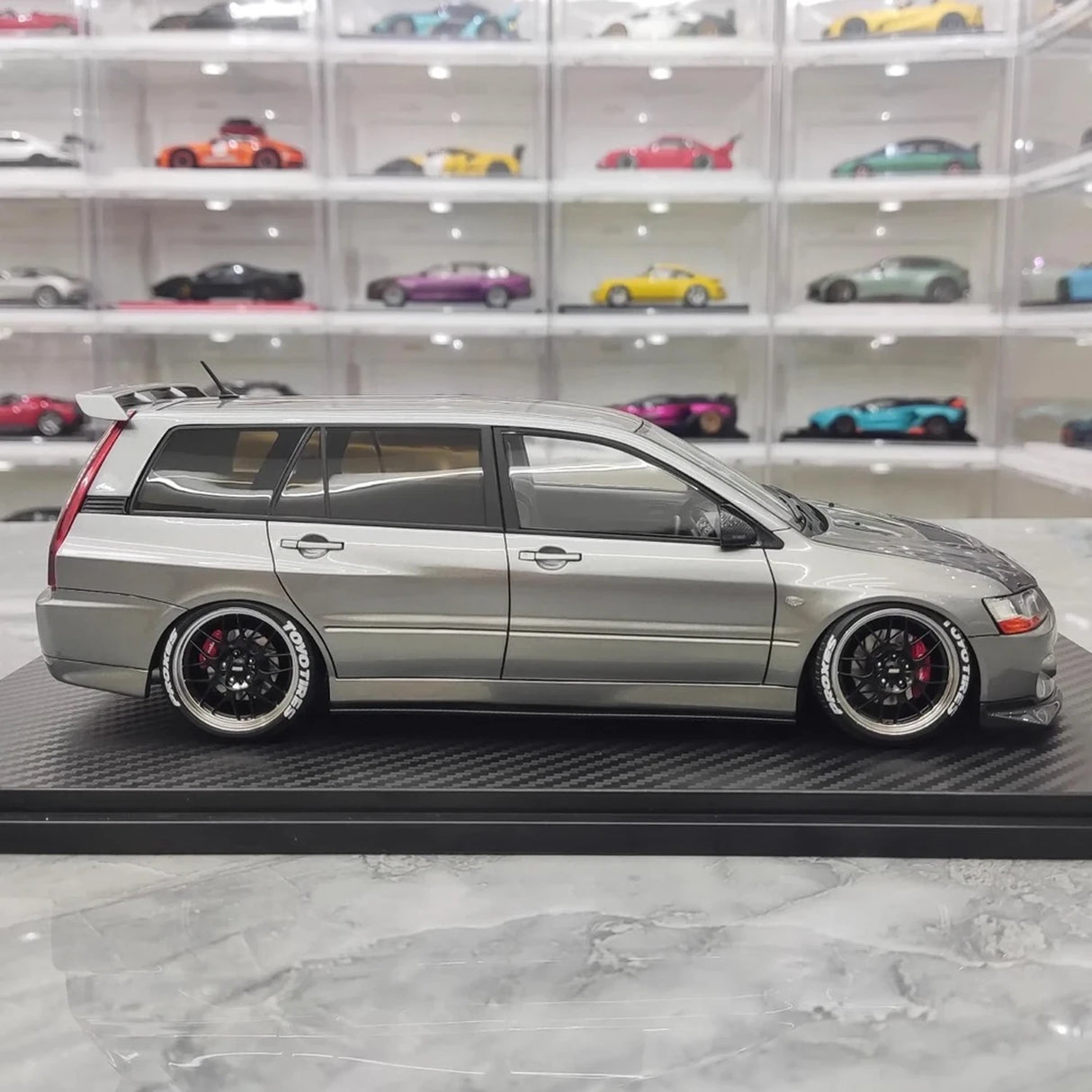 Zapłon Mitsubishi 2005 Lancer Evo IX Wagon Silver 1:18 – kolekcjonerska żywica z żywicy