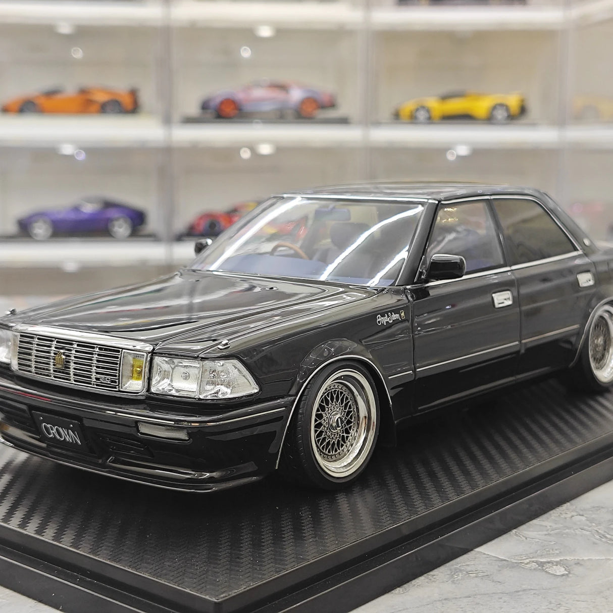 Ignition Toyota 1987 Crown Royal Saloon G 130 Black 1:18 – samlarresinmodellresin