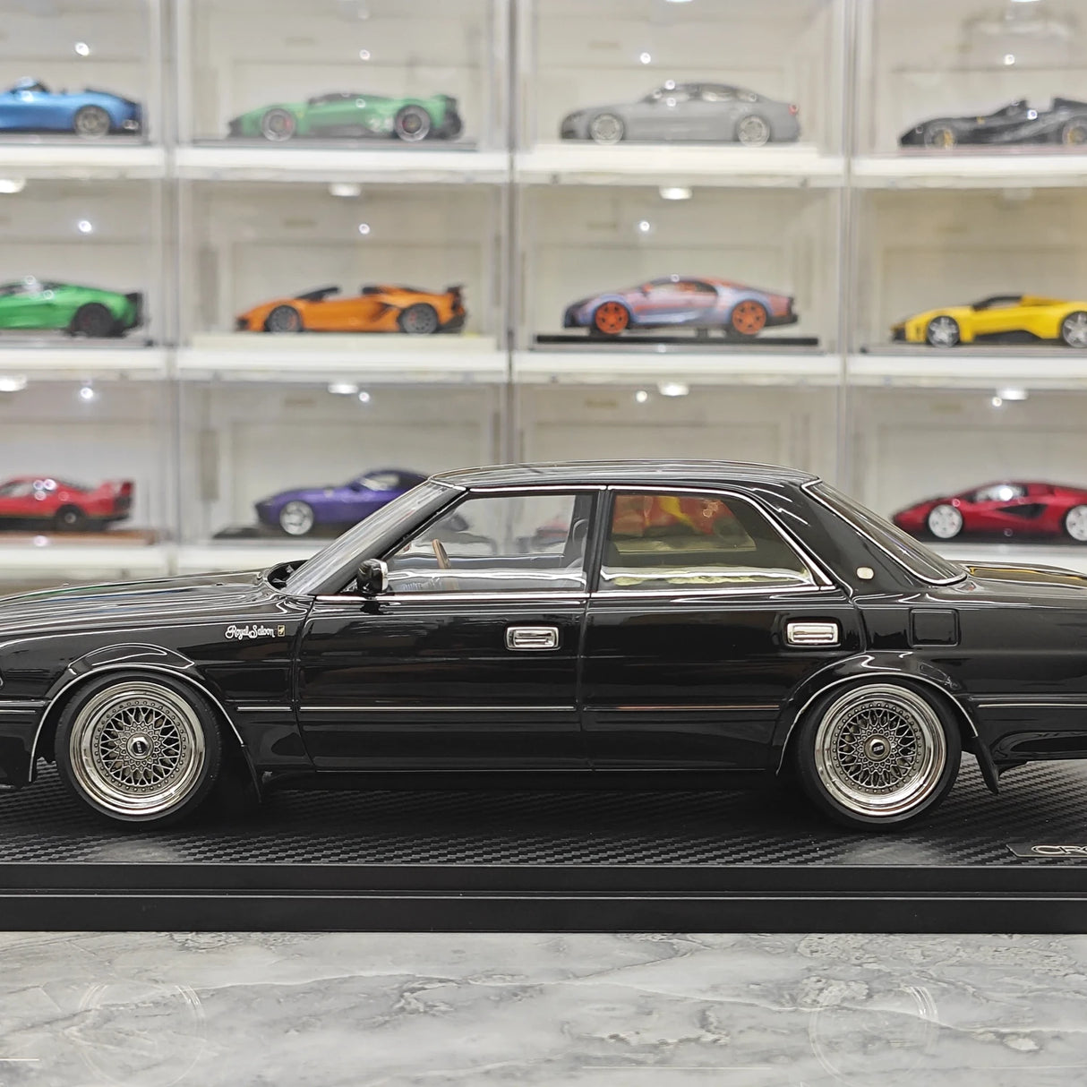 Ignition Toyota 1987 Crown Royal Saloon G 130 Black 1:18 – samlarresinmodellresin