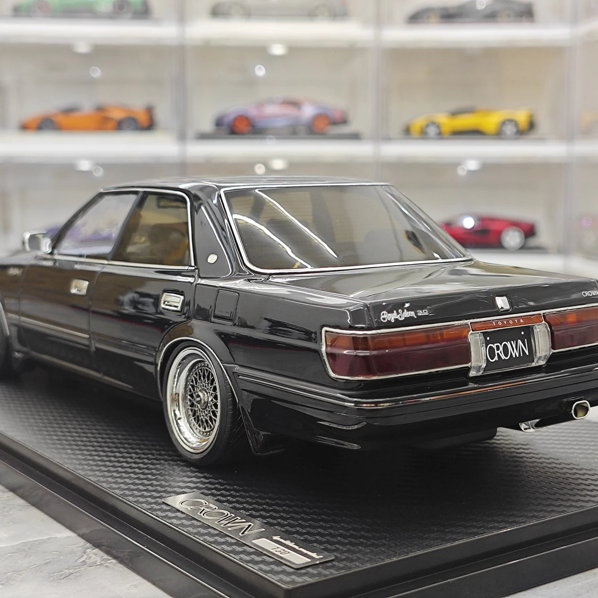 Ignition Toyota 1987 Crown Royal Saloon G 130 Black 1:18 – samlarresinmodellresin