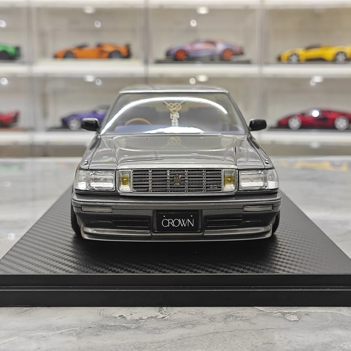 Ignition Toyota 1987 Crown Royal Saloon G 130 Gray 1:18 – samlarobjekt resinmodellresin