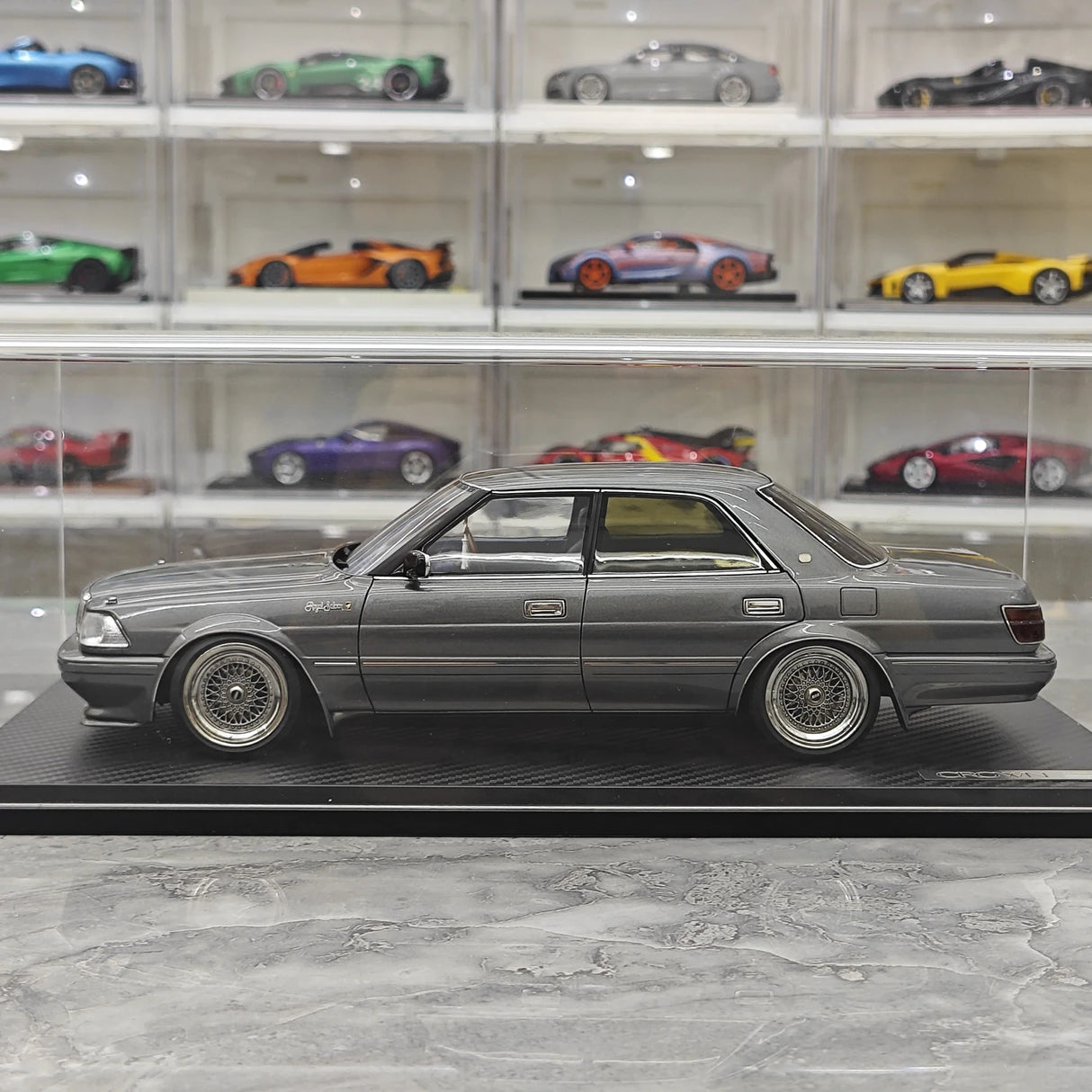 Ignition Toyota 1987 Crown Royal Saloon G 130 Gray 1:18 – samlarobjekt resinmodellresin