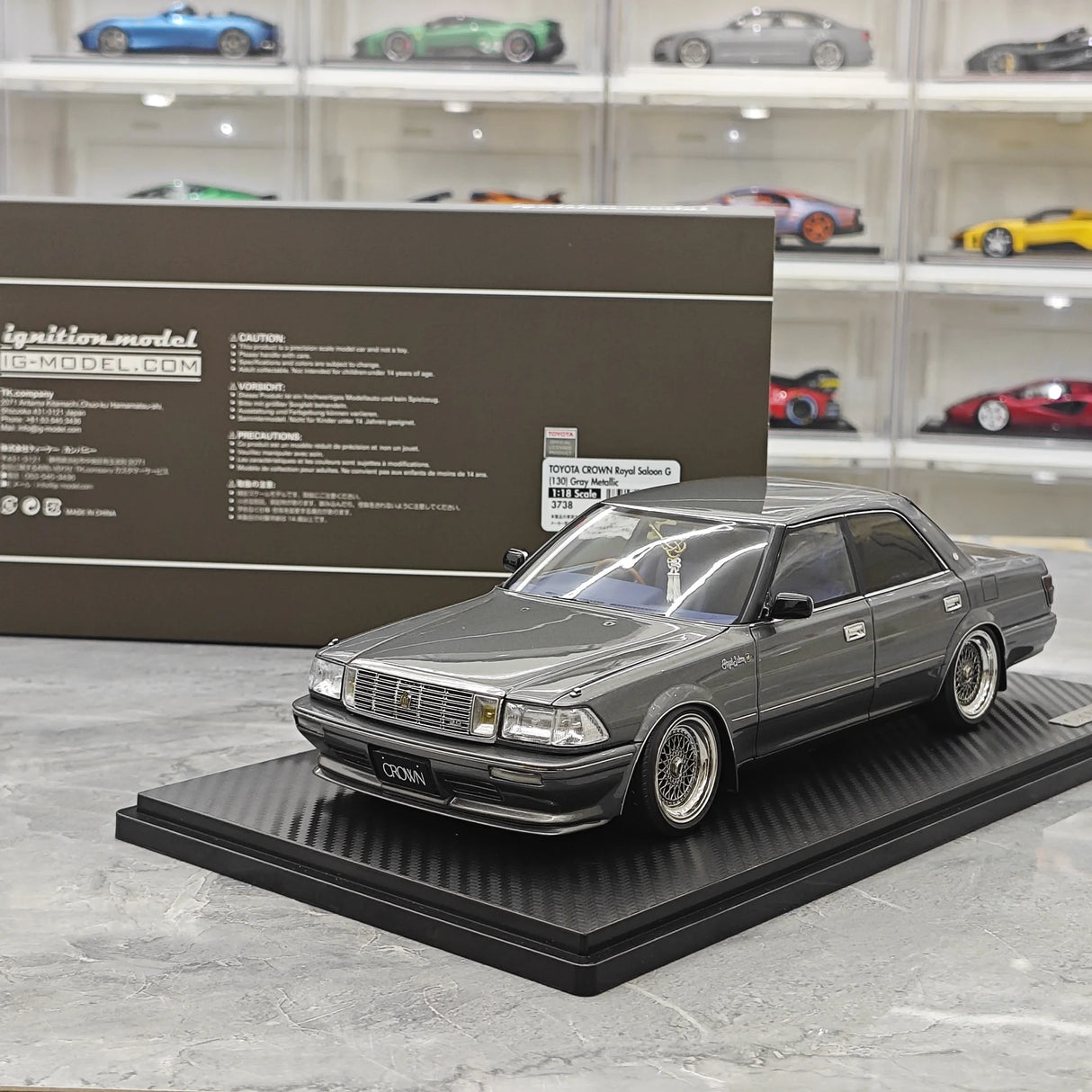 Ignition Toyota 1987 Crown Royal Saloon G 130 Gray 1:18 – samlarobjekt resinmodellresin