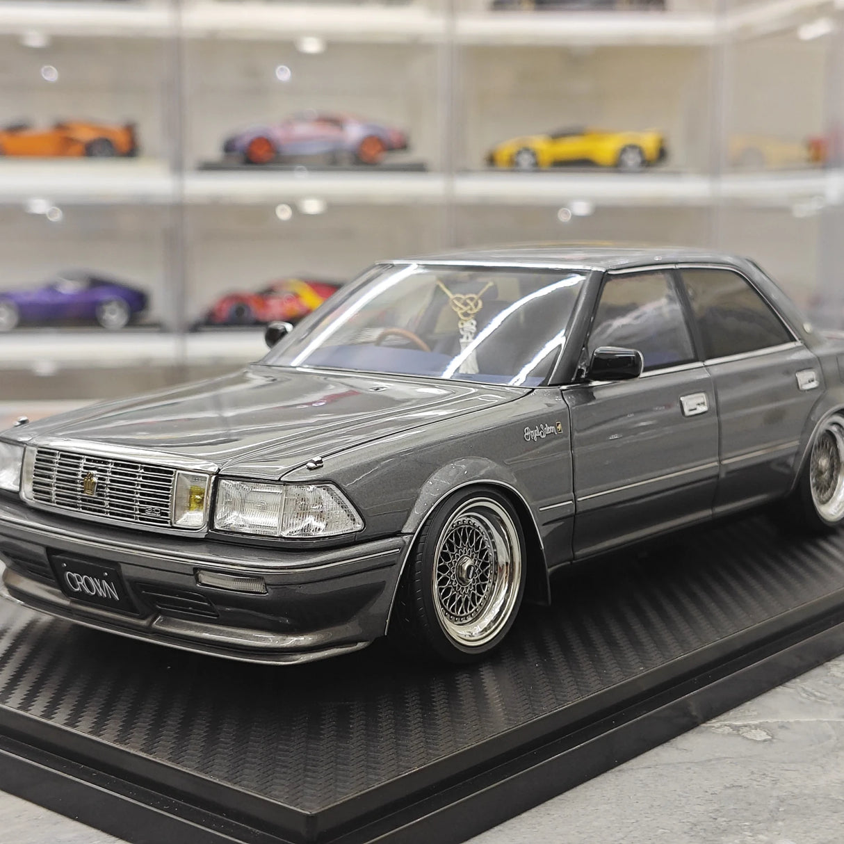 Ignition Toyota 1987 Crown Royal Saloon G 130 Gray 1:18 – samlarobjekt resinmodellresin