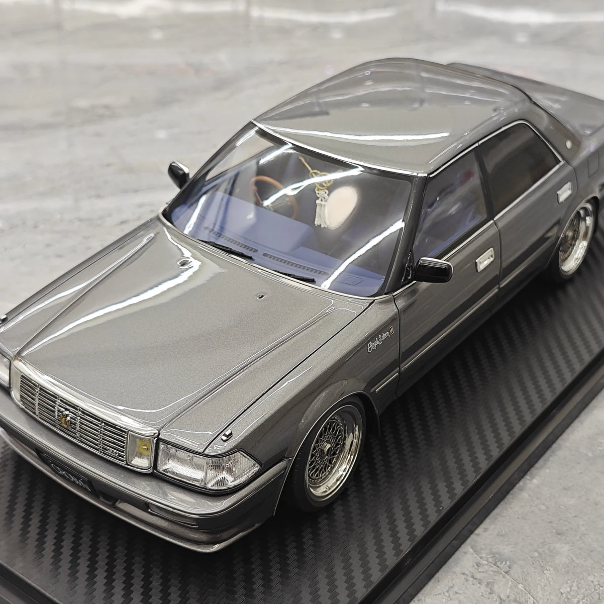 Ignition Toyota 1987 Crown Royal Saloon G 130 Gray 1:18 – samlarobjekt resinmodellresin