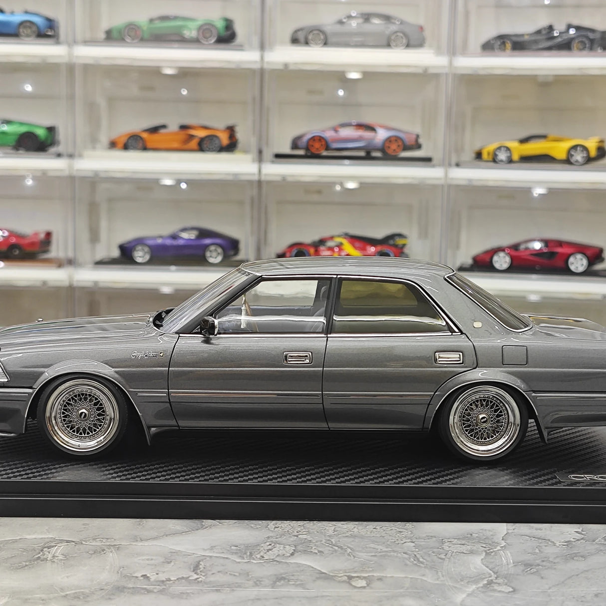 Ignition Toyota 1987 Crown Royal Saloon G 130 Gray 1:18 – samlarobjekt resinmodellresin
