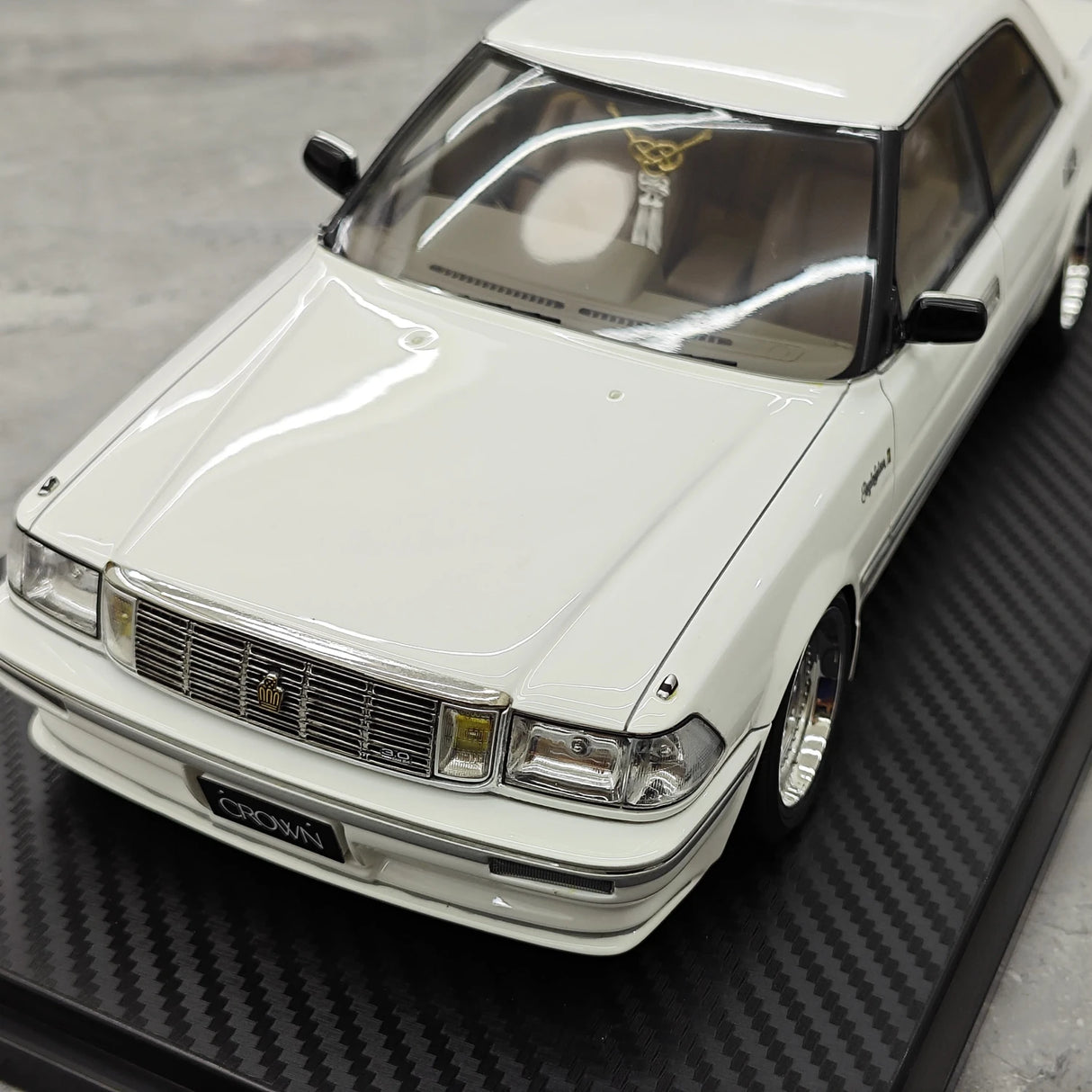 Ignition Toyota 1987 Crown Royal Saloon G White 1:18 – Collectible Resin Model Resin