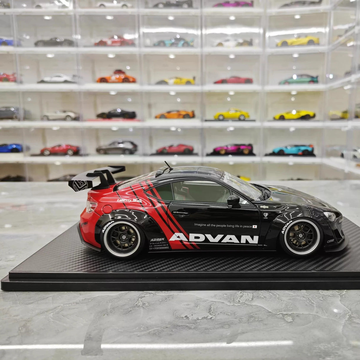 Ignition Toyota 2012 86 Subaru BRZ LBWK Black 1:18 – Resina de Modelo de Resina Colecionável