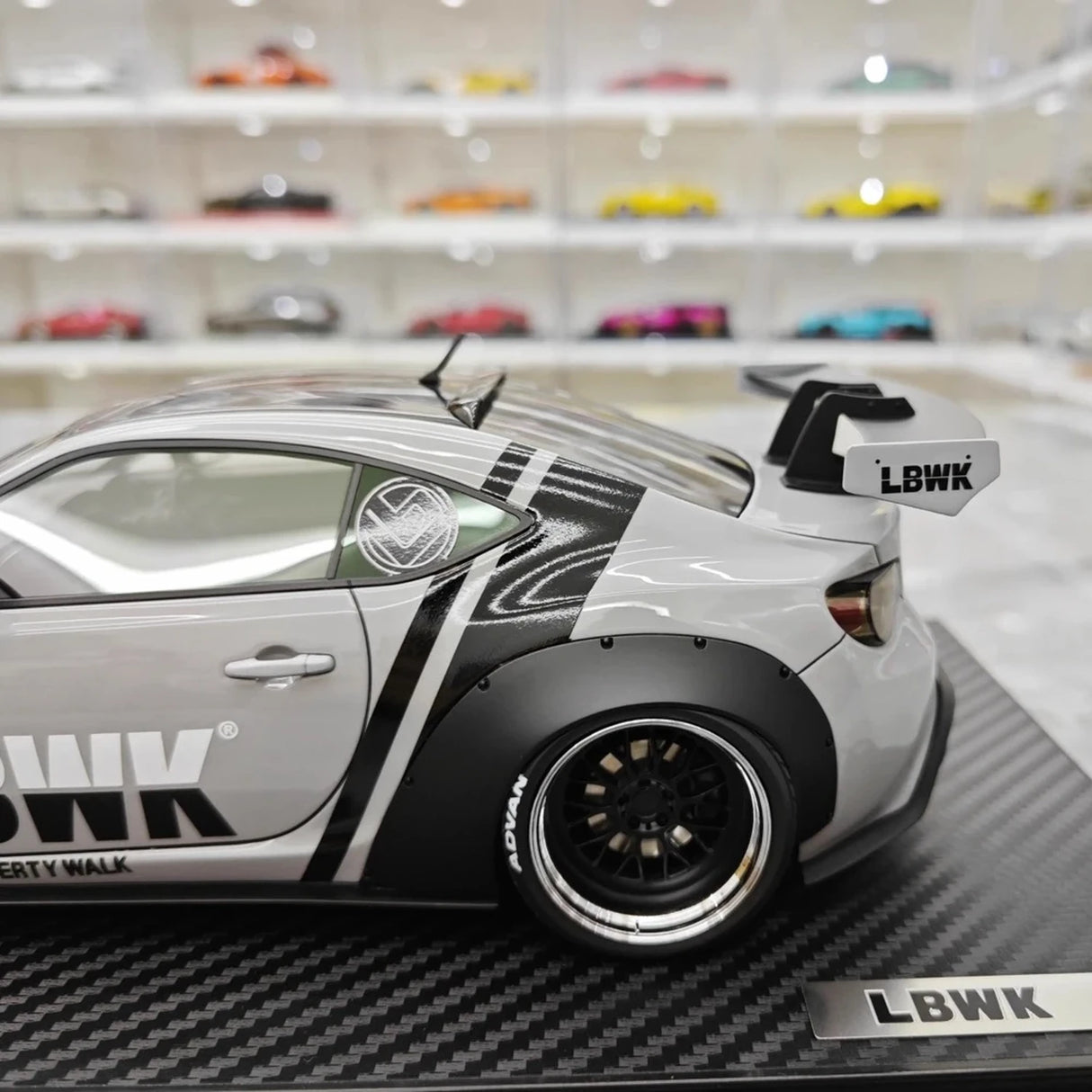 Ignition Toyota 2012 86 Subaru BRZ LBWK Gray 1:18 – Resina Modelo de Resina Colecionável