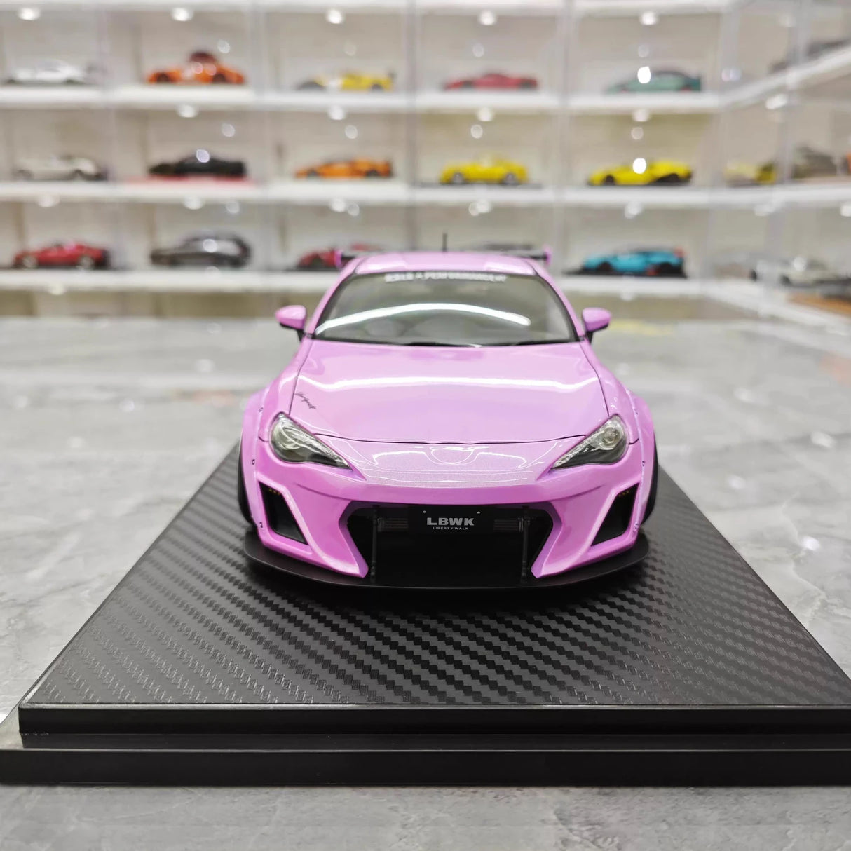 Ignition Toyota 2012 86 Subaru BRZ LBWK Pink 1:18 – Resina Modelo de Resina de Coleção
