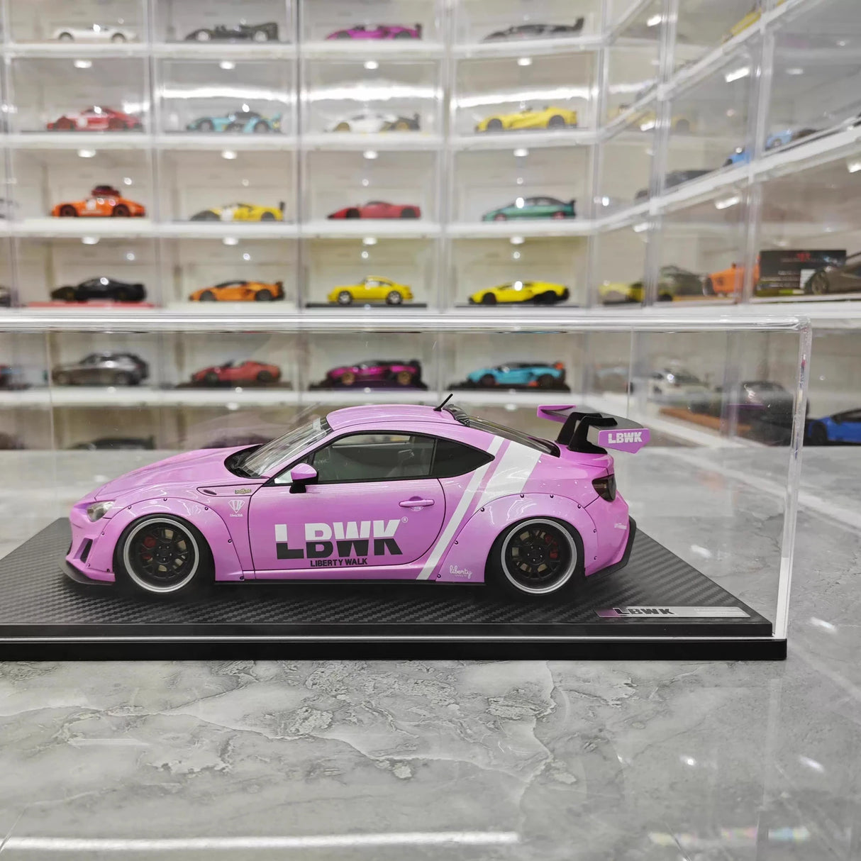 Ignition Toyota 2012 86 Subaru BRZ LBWK Pink 1:18 – Resina Modelo de Resina de Coleção