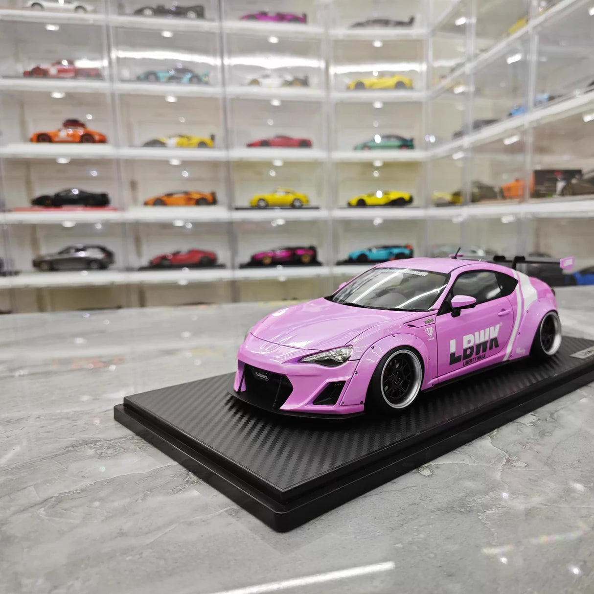 Ignition Toyota 2012 86 Subaru BRZ LBWK Pink 1:18 – Resina Modelo de Resina de Coleção