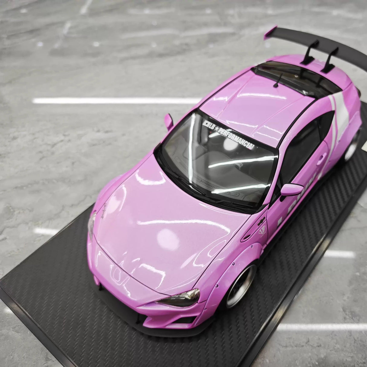 Ignition Toyota 2012 86 Subaru BRZ LBWK Pink 1:18 – Resina Modelo de Resina de Coleção