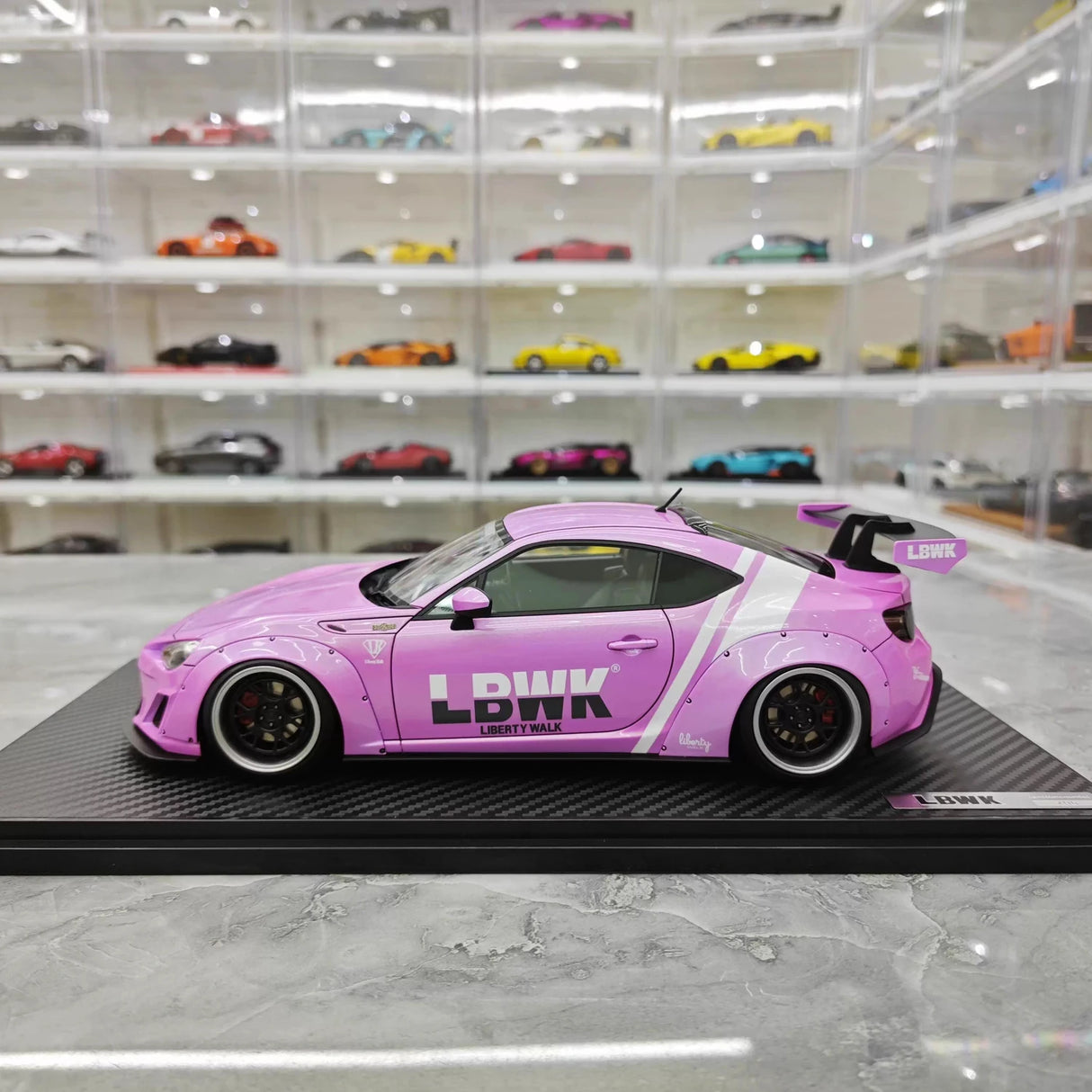 Ignition Toyota 2012 86 Subaru BRZ LBWK Pink 1:18 – Resina Modelo de Resina de Coleção