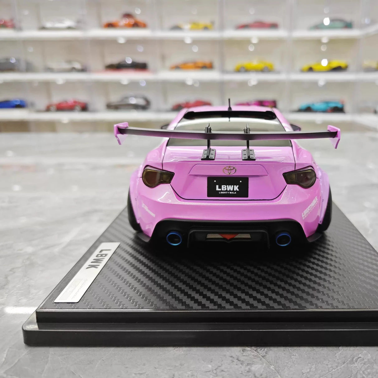 Ignition Toyota 2012 86 Subaru BRZ LBWK Pink 1:18 – Resina Modelo de Resina de Coleção