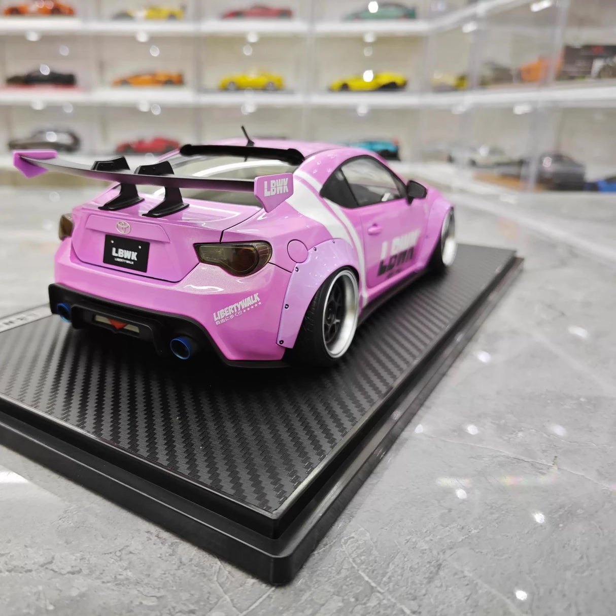 Ignition Toyota 2012 86 Subaru BRZ LBWK Pink 1:18 – Resina Modelo de Resina de Coleção