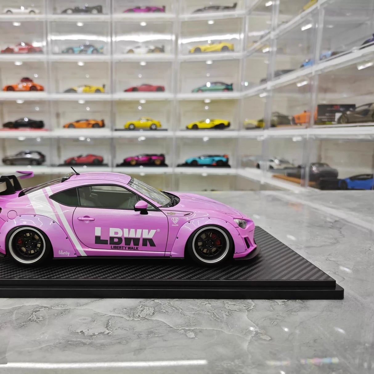 Ignition Toyota 2012 86 Subaru BRZ LBWK Pink 1:18 – Resina Modelo de Resina de Coleção