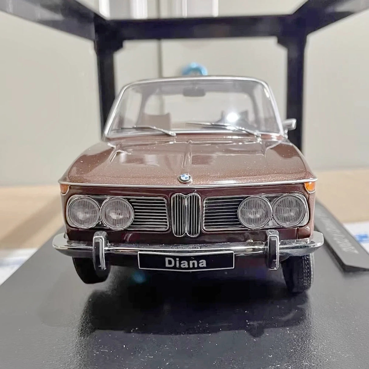 KK سكيل BMW 1970 2002 ديانا براون 1:18 – نموذج معدني قابل للجمع مصبوب.