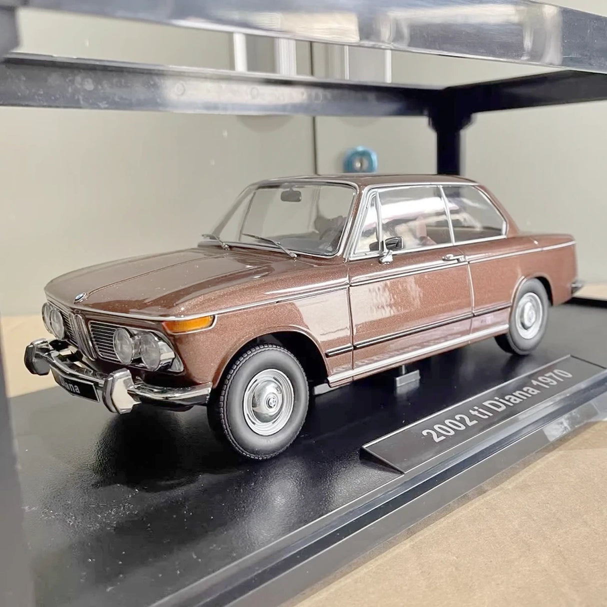 KK سكيل BMW 1970 2002 ديانا براون 1:18 – نموذج معدني قابل للجمع مصبوب.