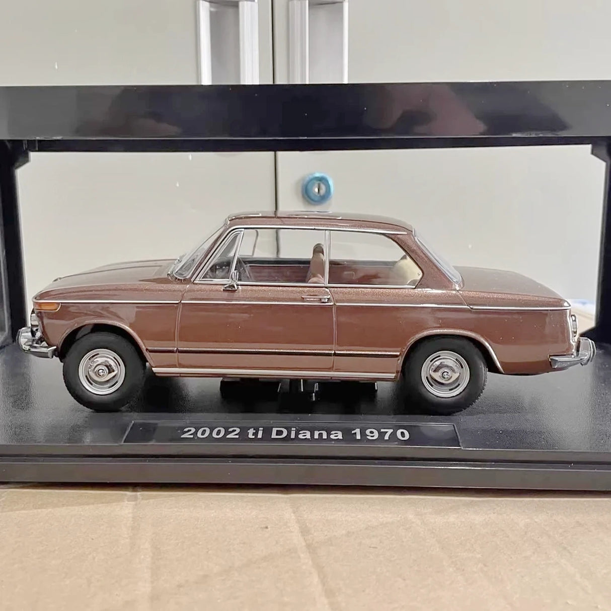 KK سكيل BMW 1970 2002 ديانا براون 1:18 – نموذج معدني قابل للجمع مصبوب.