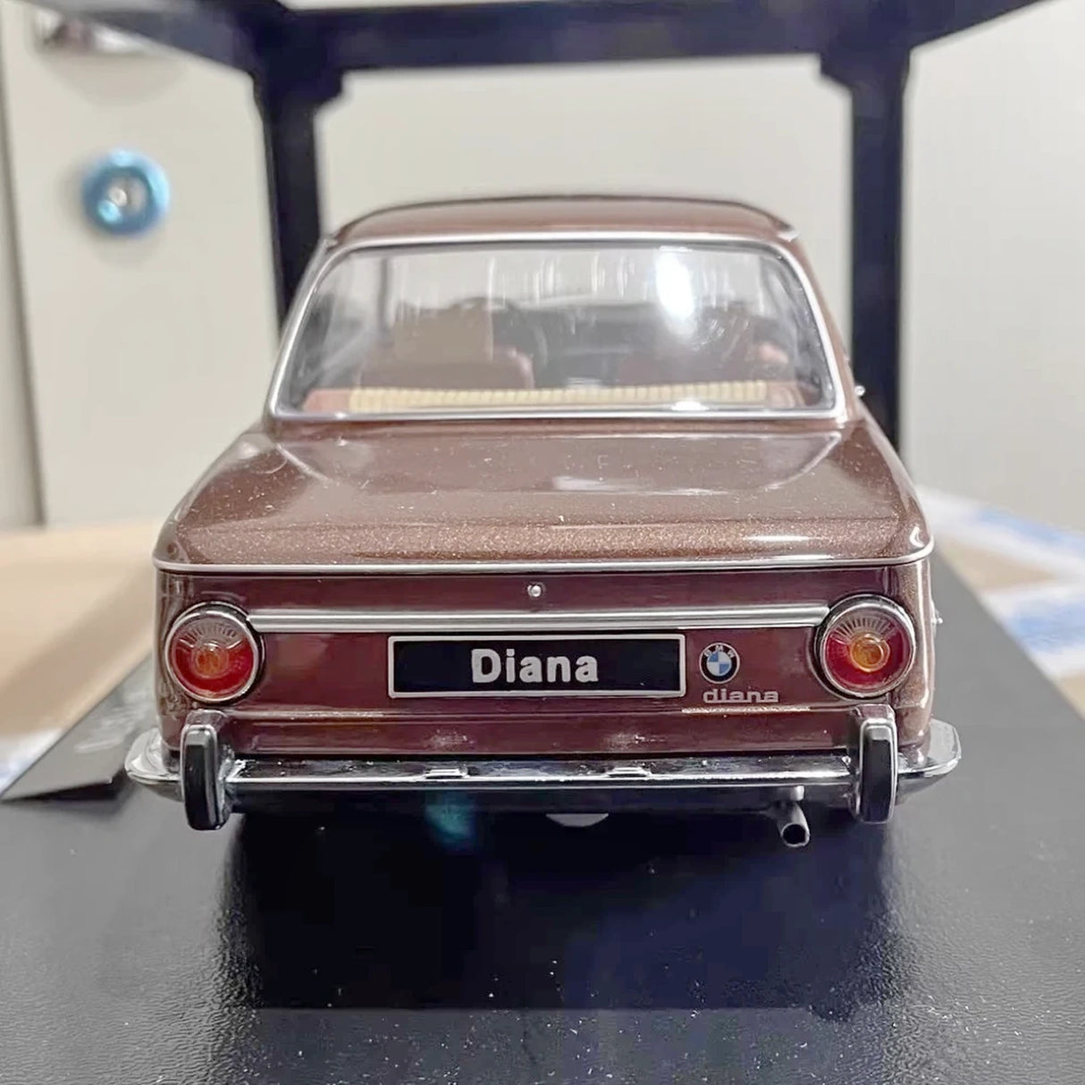 KK سكيل BMW 1970 2002 ديانا براون 1:18 – نموذج معدني قابل للجمع مصبوب.