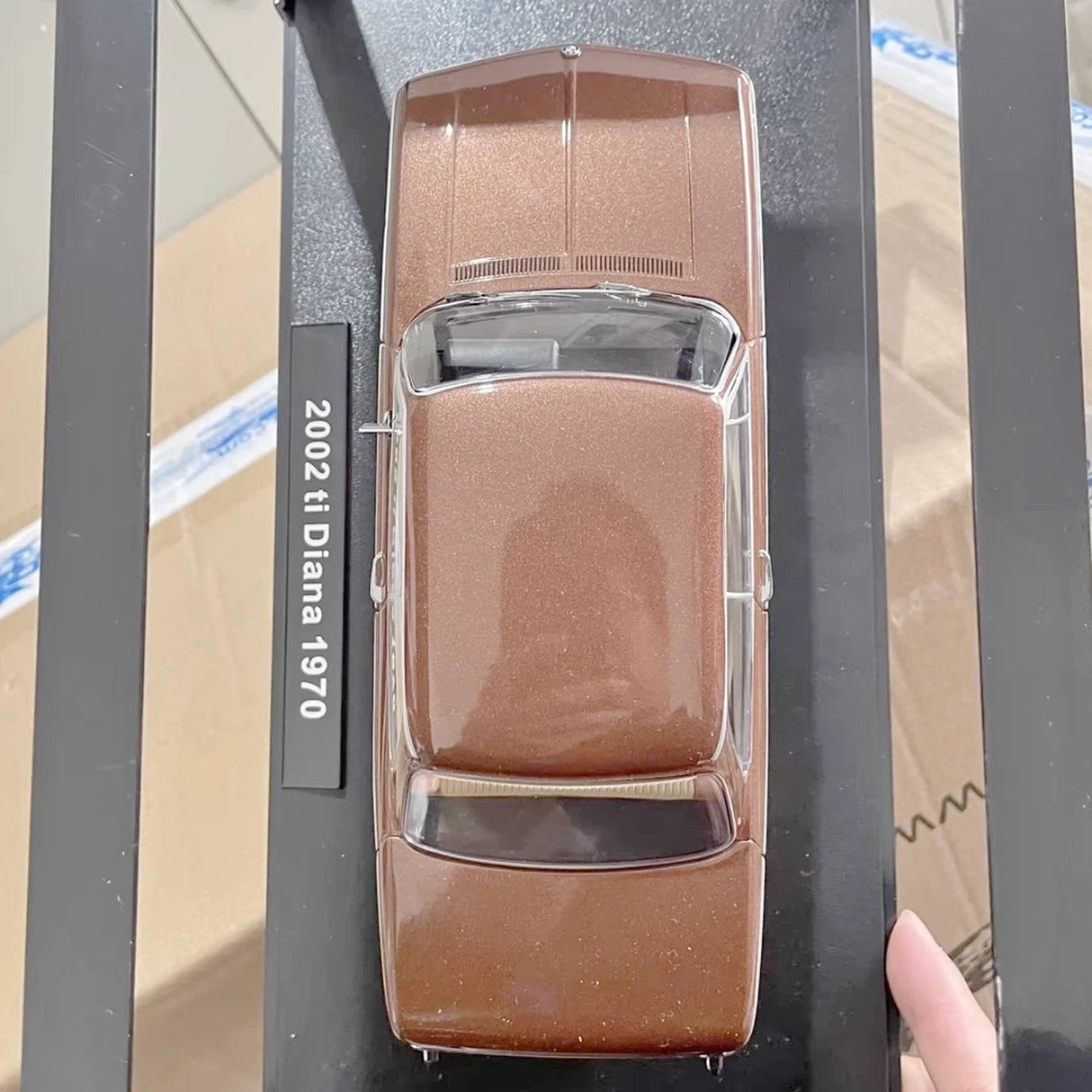 KK سكيل BMW 1970 2002 ديانا براون 1:18 – نموذج معدني قابل للجمع مصبوب.