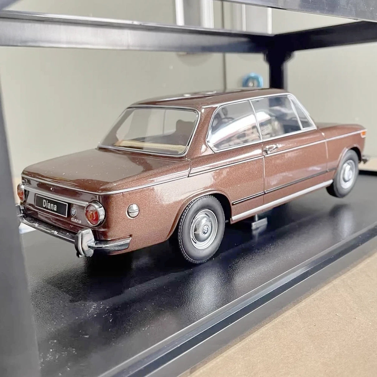 KK سكيل BMW 1970 2002 ديانا براون 1:18 – نموذج معدني قابل للجمع مصبوب.