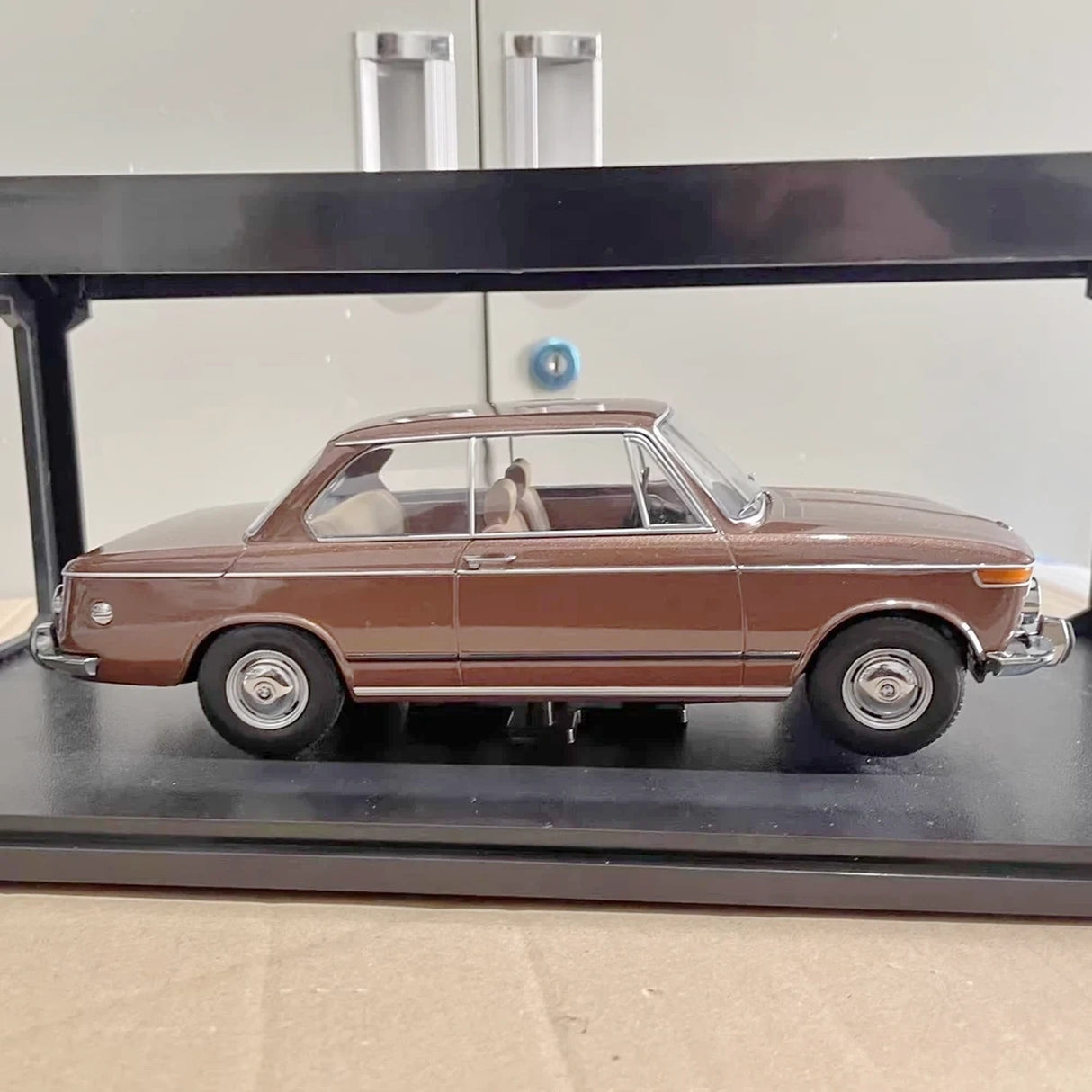 KK سكيل BMW 1970 2002 ديانا براون 1:18 – نموذج معدني قابل للجمع مصبوب.