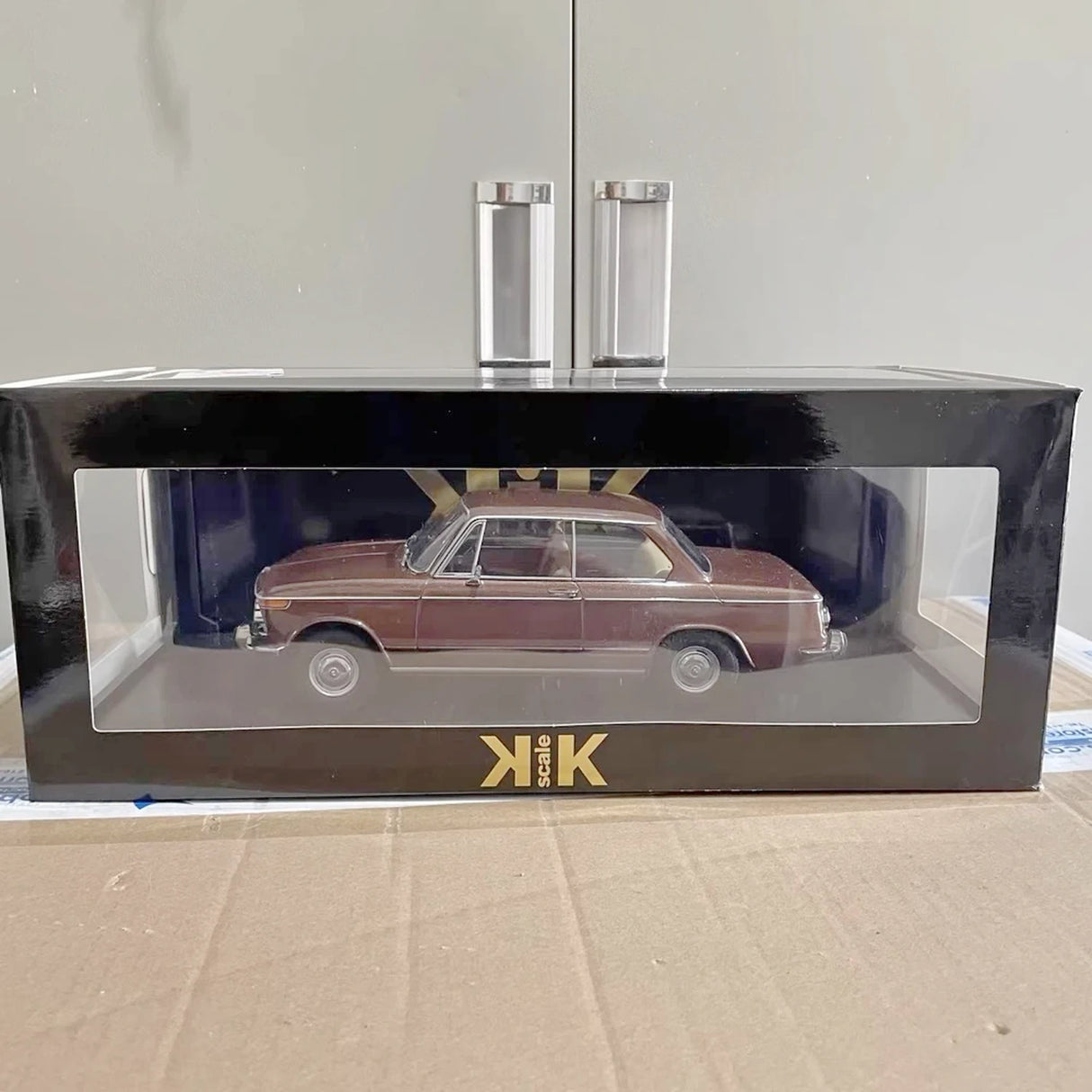 KK سكيل BMW 1970 2002 ديانا براون 1:18 – نموذج معدني قابل للجمع مصبوب.