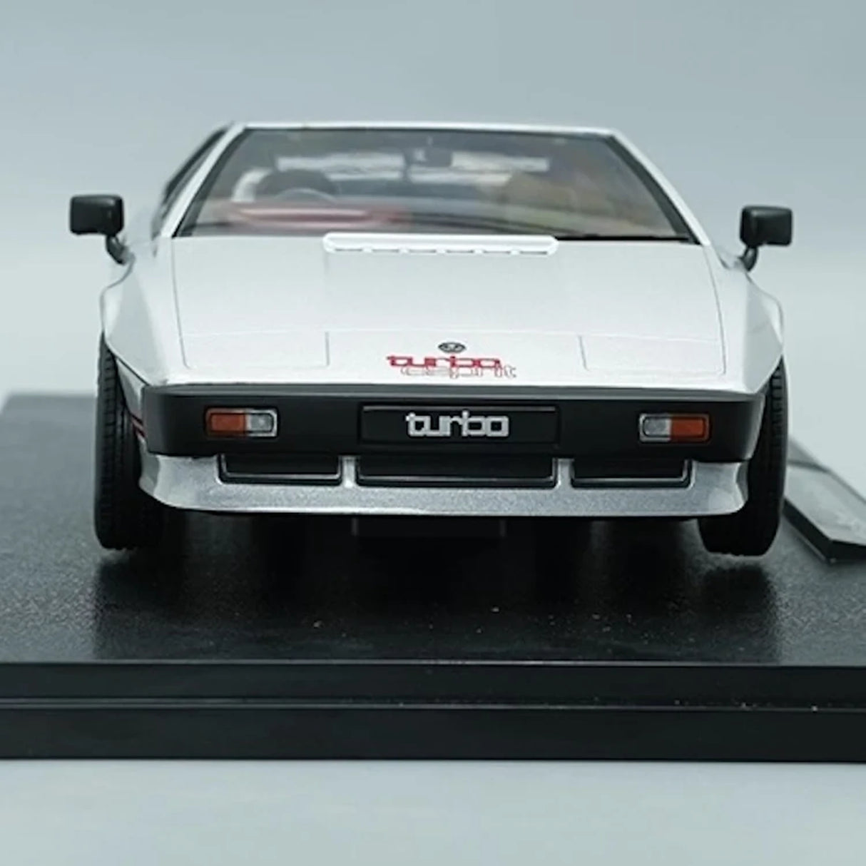 KK المقياس Lotus 1990 Esprit Silver 1:18 – نموذج معدني قابل للجمع مصبوب.