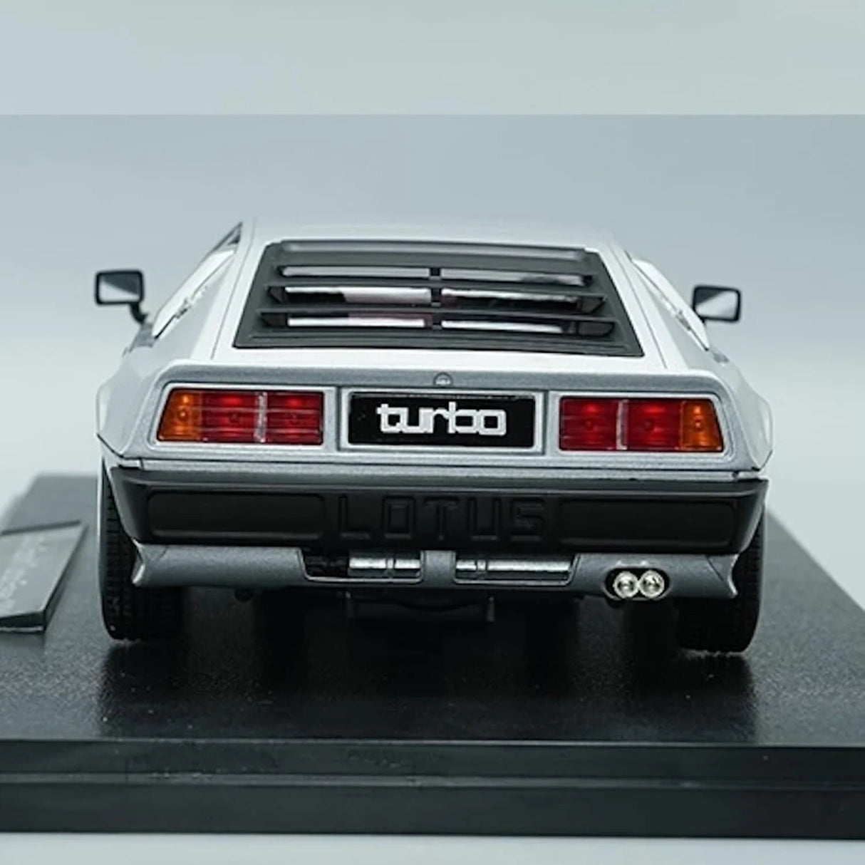 KK المقياس Lotus 1990 Esprit Silver 1:18 – نموذج معدني قابل للجمع مصبوب.