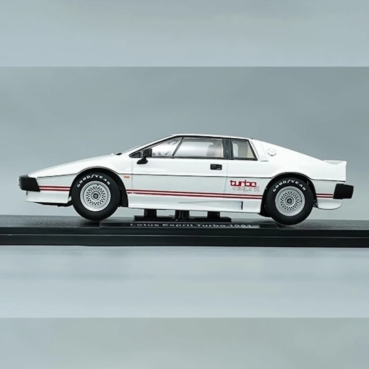 KK المقياس Lotus 1990 إسبريت وايت 1:18 – نموذج معدني قابل للجمع مصبوب.