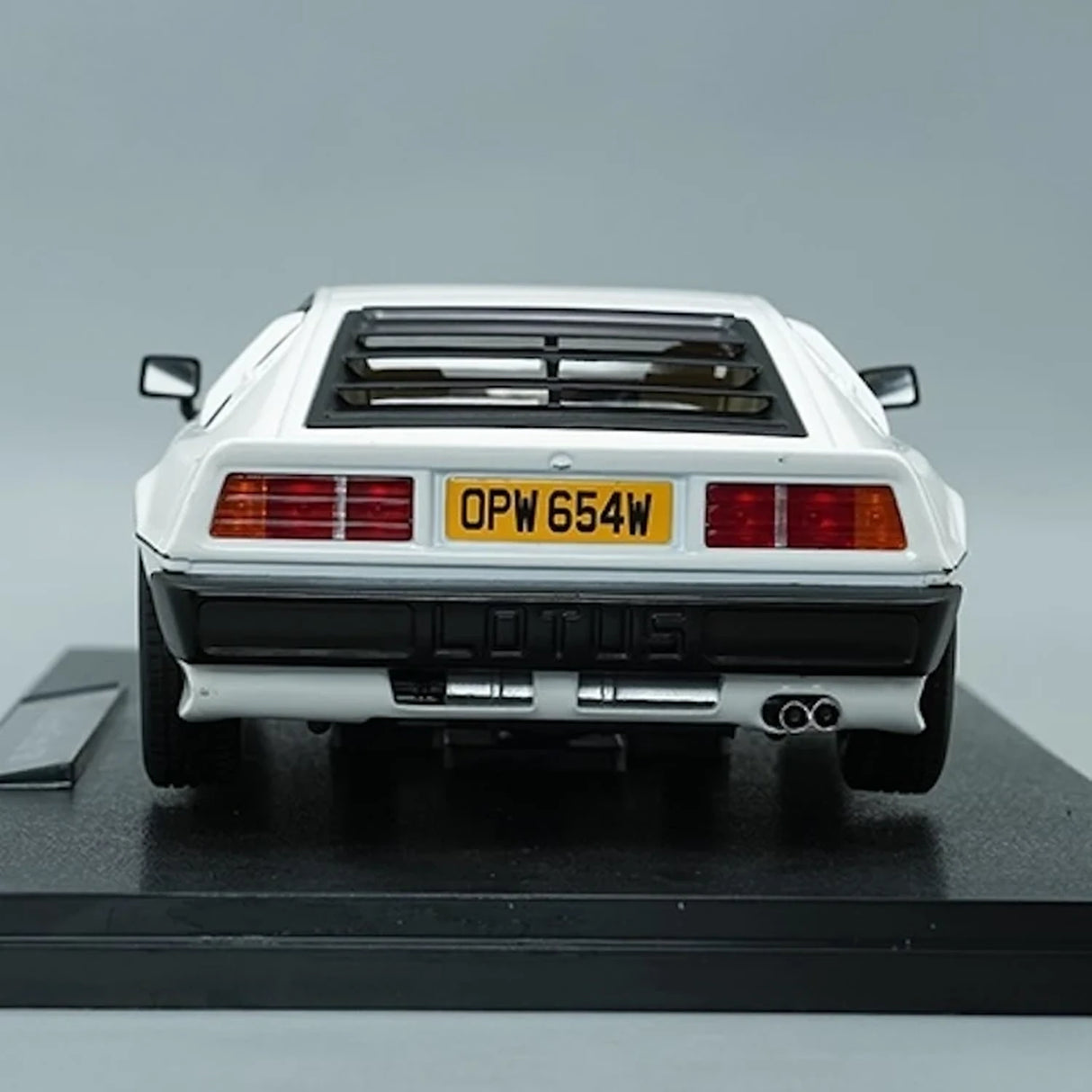 KK المقياس Lotus 1990 إسبريت وايت 1:18 – نموذج معدني قابل للجمع مصبوب.