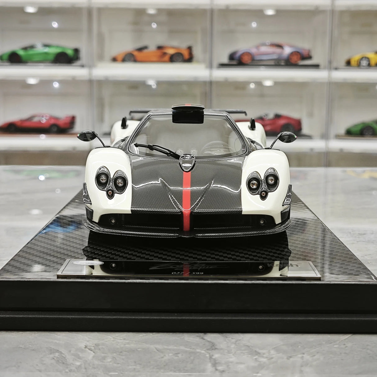 카쉬 Pagani 2009 Zonda 친크 쿠페 화이트 1:18 – 수집용 레진 모델 레진
