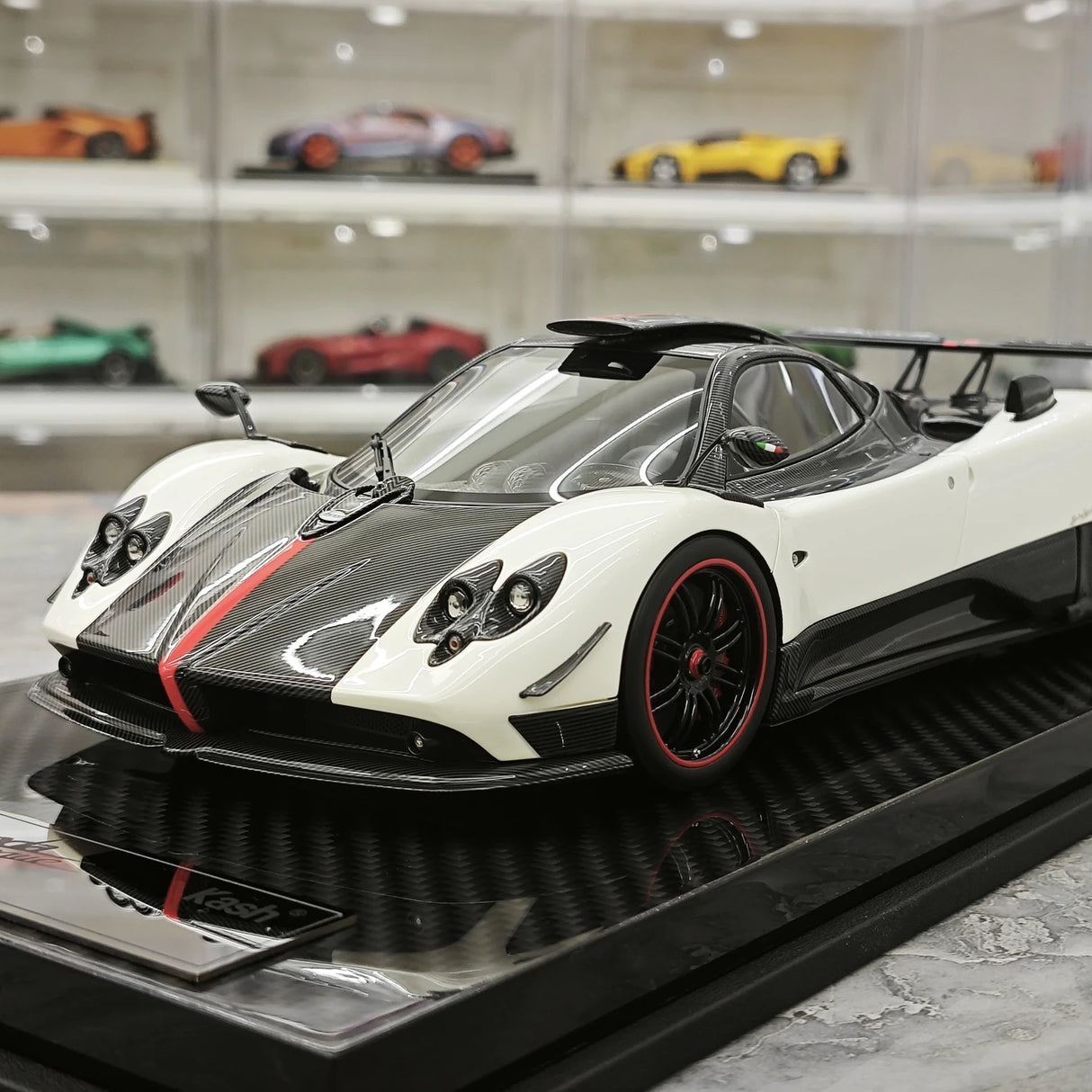카쉬 Pagani 2009 Zonda 친크 쿠페 화이트 1:18 – 수집용 레진 모델 레진