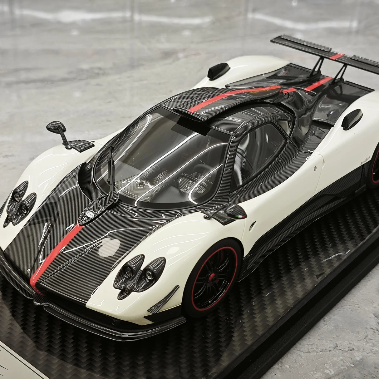 카쉬 Pagani 2009 Zonda 친크 쿠페 화이트 1:18 – 수집용 레진 모델 레진