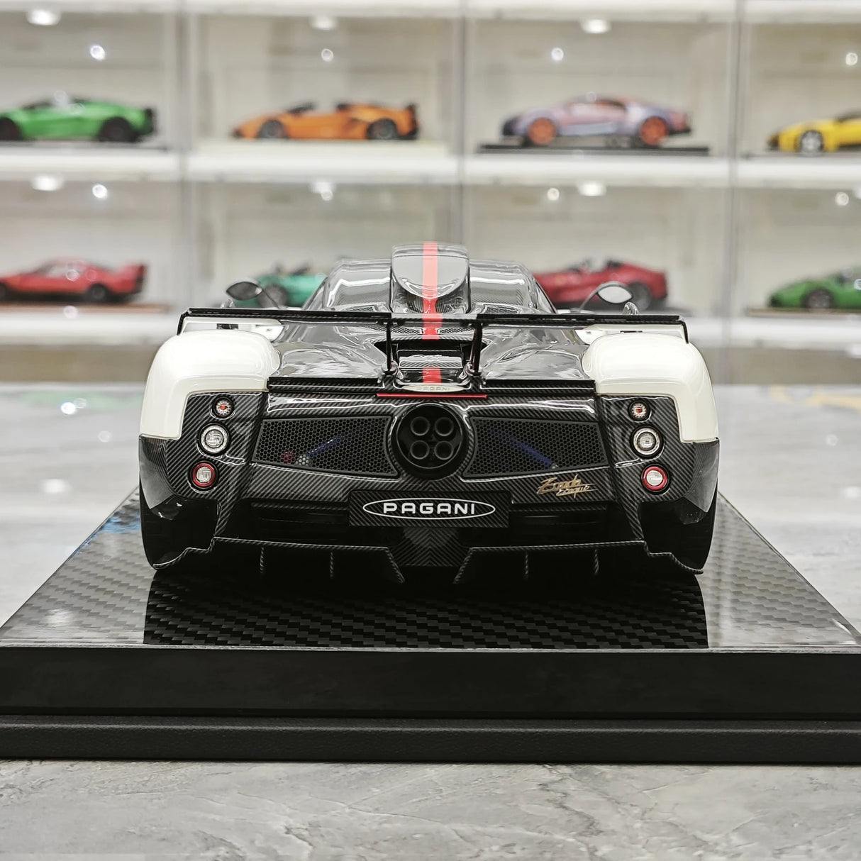 카쉬 Pagani 2009 Zonda 친크 쿠페 화이트 1:18 – 수집용 레진 모델 레진