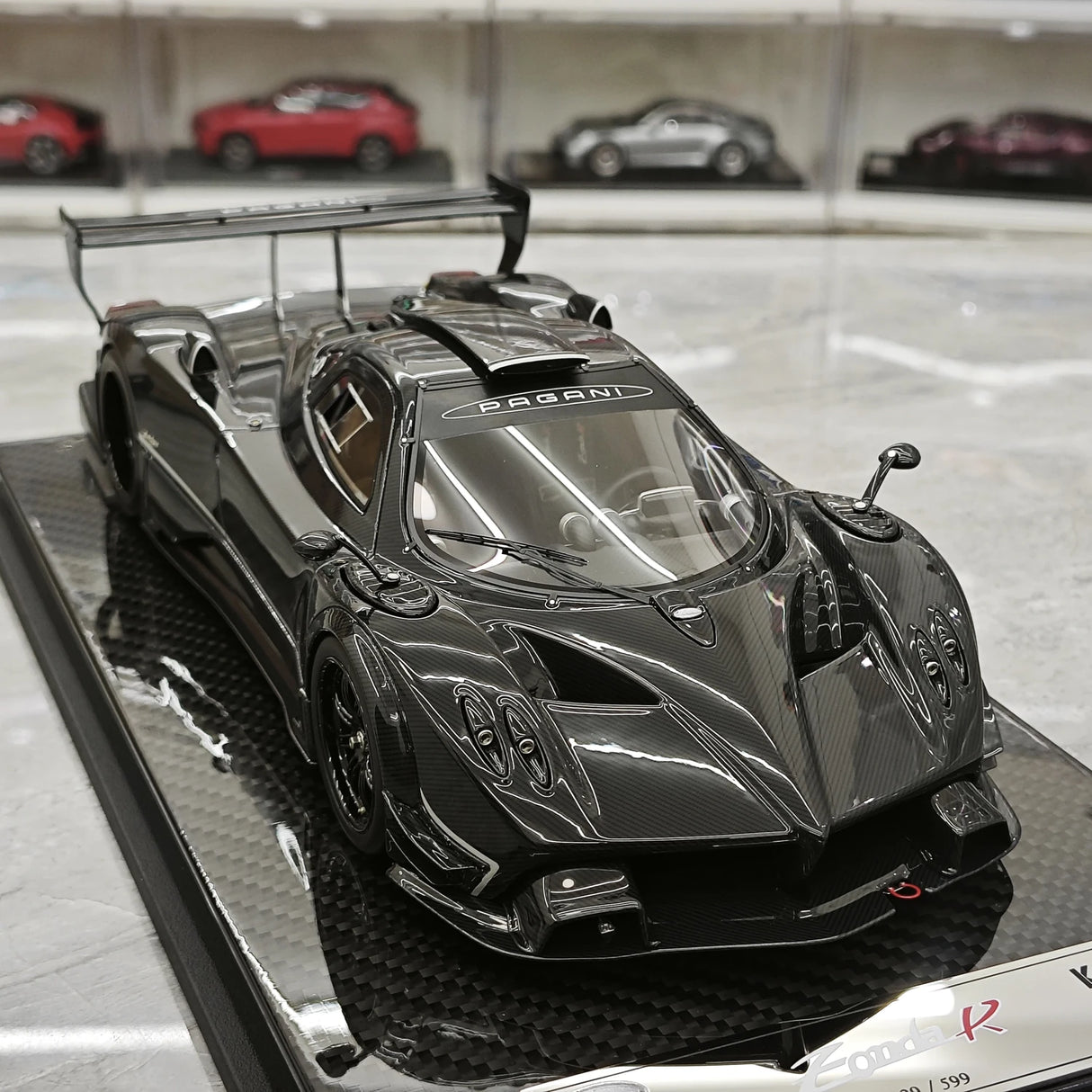 Kash Pagani 2009 Zonda R Lucidy Black 1:18 – Resina da collezione per modelli in resina