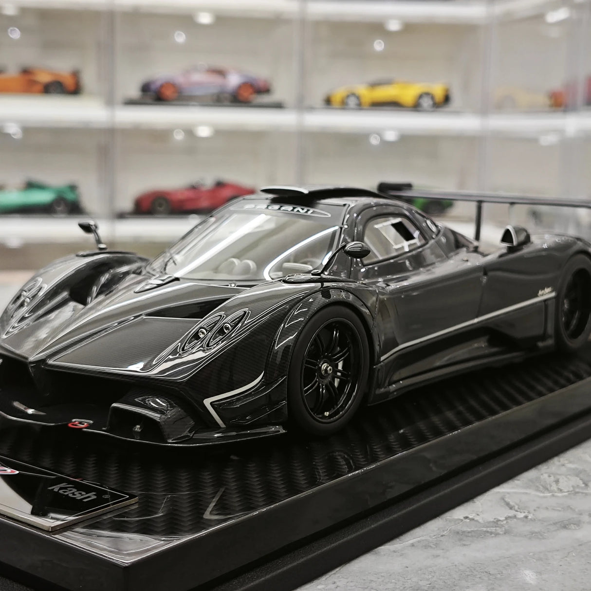 Kash Pagani 2009 Zonda R Lucidy Black 1:18 – Resina da collezione per modelli in resina