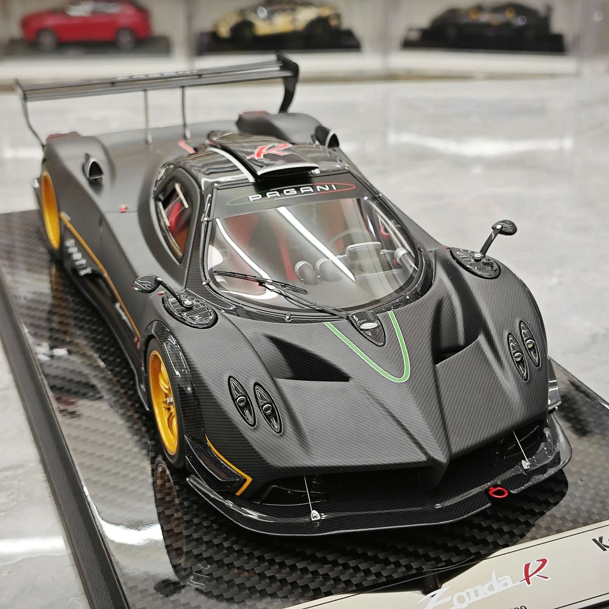Kash Pagani 2009 Zonda R Matte Black 1:18 – Modello in resina collezionabile